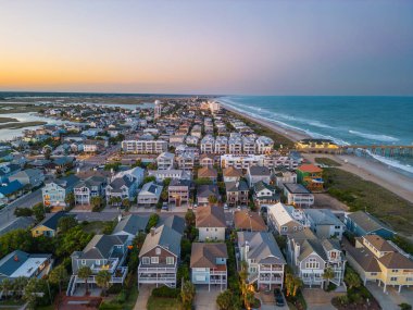 Wrightsville Sahili, Kuzey Carolina, ABD Alacakaranlıkta.