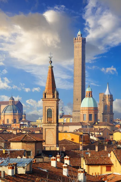 Bolonya, İtalya 'nın çatı üstü silueti ve gündüz vakti ünlü tarihi kuleler.