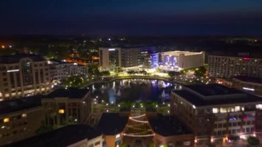 Newport News, Virginia, ABD şehir merkezi Alacakaranlıkta yukarıdan.