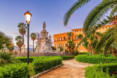 Palermo, İtalya Şafak vakti Villa Bonnano halk bahçesinde.