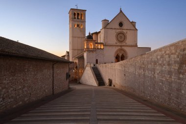 Assisi, İtalya ve Assisi 'li Aziz Francis Bazilikası gün batımında.