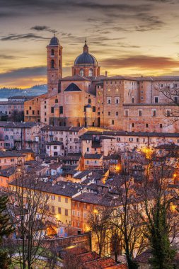 Urbino, İtalya 'nın ortaçağ duvarlı kenti Marche bölgesinde şafakta.