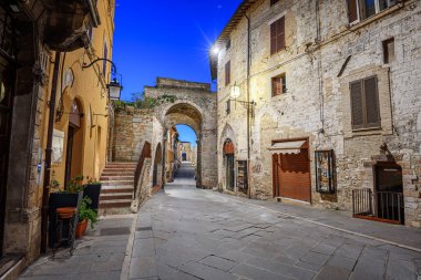 Assisi, İtalya alacakaranlıkta Roma Kapısında.