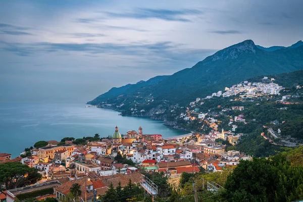 Vietri Sul Mare Talya Alacakaranlıkta Amalfi Kıyısında Ufuk Çizgisi — Stok fotoğraf