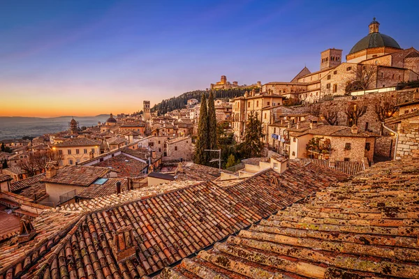 Assisi Italien Tak Bergstopp Gamla Stan Skyline Skymningen — Stockfoto