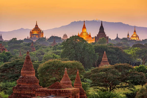 Bagan Myanmar Tapınakları Alacakaranlıkta Arkeolojik Bölgede — Stok fotoğraf