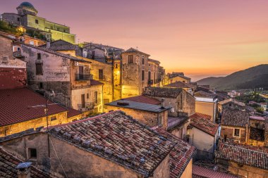 Morano Calabro, alacakaranlıkta İtalya.