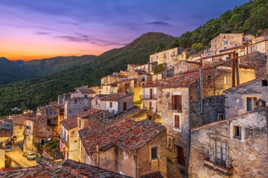 Morano Calabro, alacakaranlıkta İtalya.