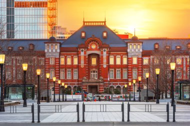 Tokyo, Japonya 'nın tarihi Tokyo İstasyonu binası şafakta.