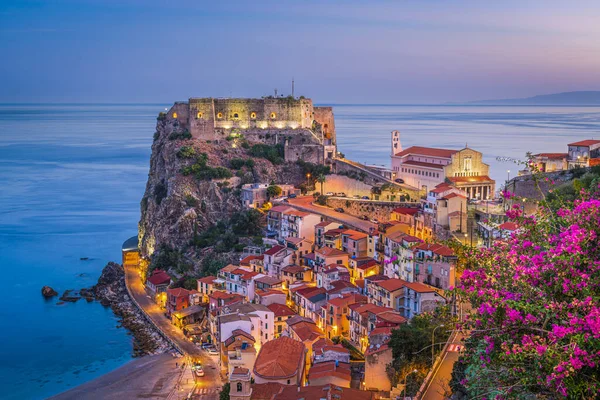 季節の花々と夕暮れ時に地中海沿岸のイタリアのシラ — ストック写真