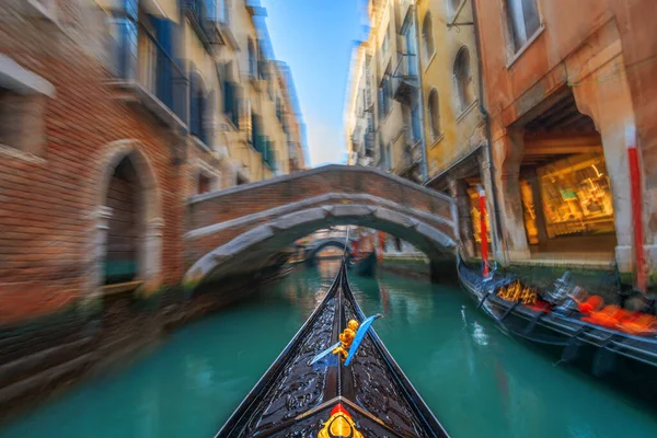 Venecia Italia Desde Una Góndola Movimiento Rápido Con Desenfoque Movimiento — Foto de Stock