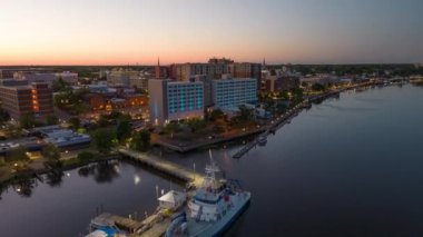 Wilmington, Kuzey Carolina, ABD şehir merkezi şafak vakti Cape Fear Nehri 'nin üzerinden hızla geçiyor..