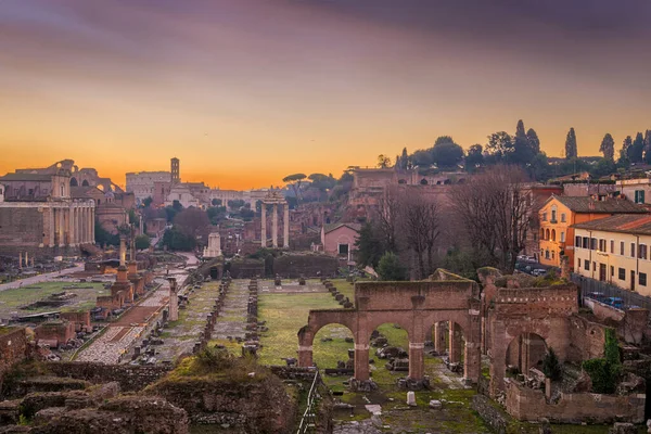 Róma Olaszország Történelmi Római Fórum Romjainál Alkonyatkor — Stock Fotó