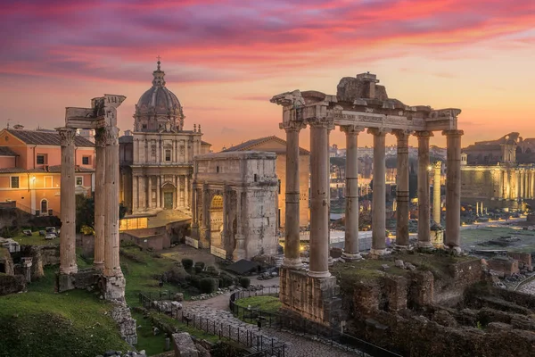 ローマ イタリア夕暮れ時の歴史的なローマフォーラムの遺跡 — ストック写真
