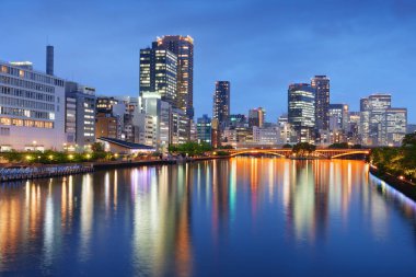 Osaka, Japon şehri alacakaranlıkta nehir manzarası.