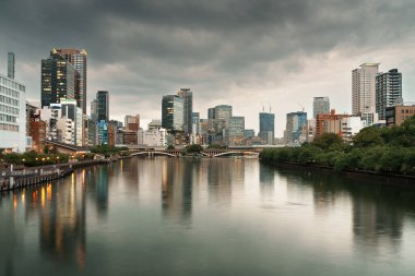 Osaka, Japon şehri alacakaranlıkta nehir manzarası.