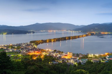 Amanohashidate, Kyoto, Japonya kumsala bakıyor.. 