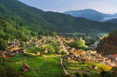 Shirakawa Köyü, Japonya Alacakaranlıkta Ogimachi 'den.