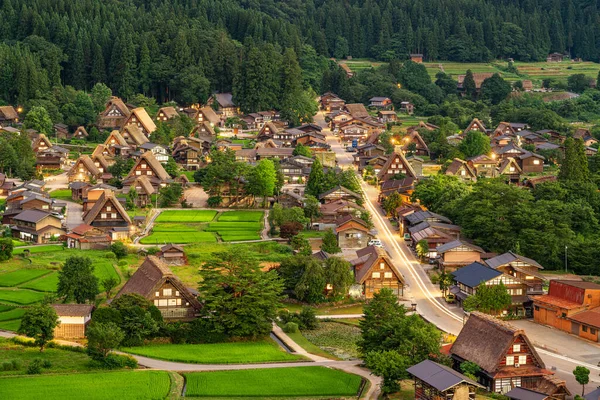夏の間 日本の小町 白河郷で最大の村である — ストック写真