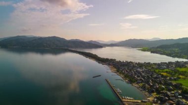 Amanohashidate, Kyoto, Japonya kumsala bakıyor.. 