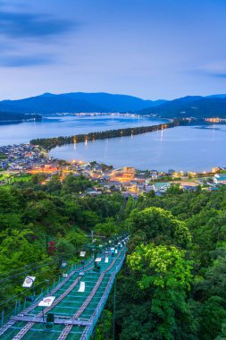 Amanohashidate, Kyoto, Japonya kumsala bakıyor.. 