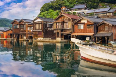 Ine Körfezi 'nde Funaya kayıkhaneleri olan Kyoto, Japonya.