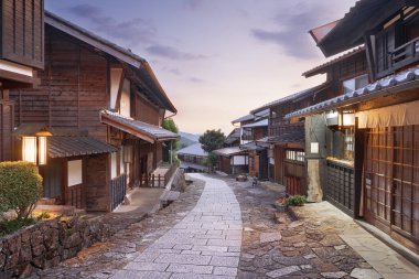 Magome, Japonya Alacakaranlıkta Nakasendo boyunca.