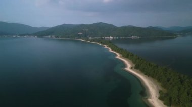 Amanohashidate, Kyoto, Japonya kumsala bakıyor.. 