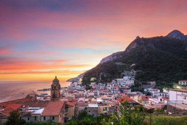 Amalfi, İtalya Alacakaranlıkta Amalfi kıyısında.