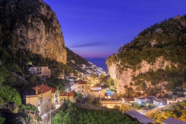 Amalfi, İtalya Alacakaranlıktaki dağlardan kasaba manzarası.