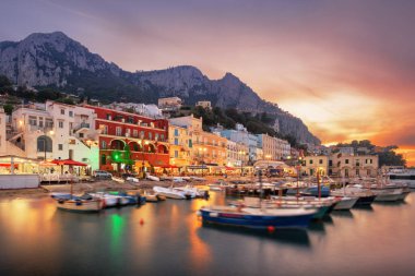Alacakaranlık vakti Marina Grande 'de dükkanları ve restoranları olan Capri, İtalya.