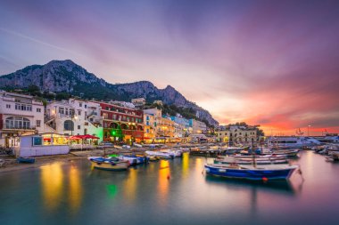 Alacakaranlık vakti Marina Grande 'de dükkanları ve restoranları olan Capri, İtalya.