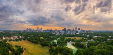 Atlanta, Georgia, ABD Alacakaranlıkta Piedmont Parkı.