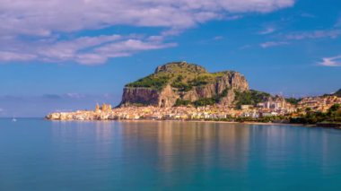 Cefalu, Sicilya, İtalya alacakaranlıkta Tyrhenian Denizi 'nde.