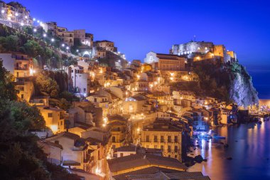 Scilla, İtalya Akdeniz 'de geceleyin.