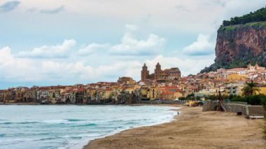 Cefalu, Sicilya, İtalya alacakaranlıkta Tyrhenian Denizi 'nde.