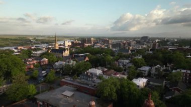 Wilmington, Kuzey Carolina, ABD tarihi kiliseler ve şehir merkezi yukarıdan izlendi.