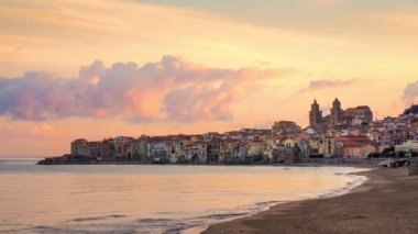 Cefalu, Sicilya, İtalya alacakaranlıkta Tyrhenian Denizi 'nde.