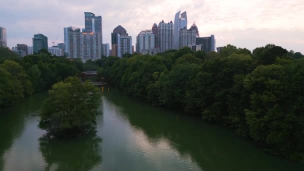 Atlanta Georgia Stati Uniti America Paesaggio Urbano Volare Sopra Crepuscolo — Video Stock