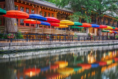 San Antonio, Texas, ABD cityscape nehir yürümek.