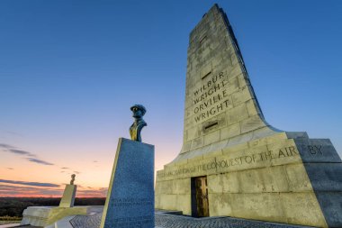 DEVİL HILLS, Kuzey CAROLINA 'yı ÖLÜM 5 Mayıs 2023: Wights Kardeşler Ulusal Anıtı Gün batımında.