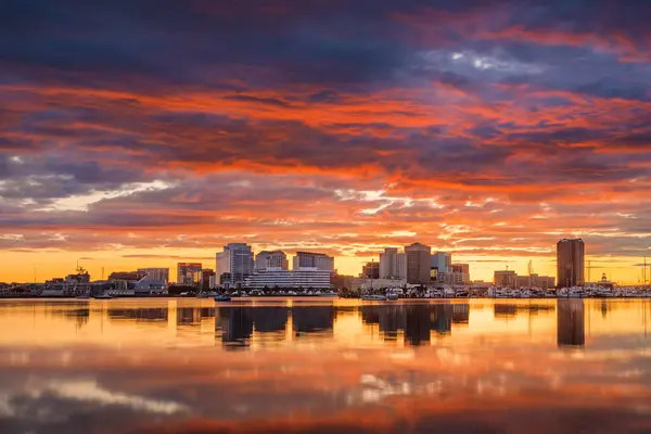 Norfolk, Virginia, ABD Elizabeth Nehri üzerindeki güzel sabah silueti.