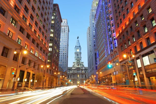 フィラデルフィア ペンシルベニア ブロードストリートのアメリカの街並みとシティホール — ストック写真