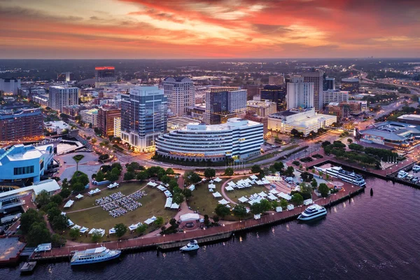 Norfolk, Virginia, ABD şehir merkezi şafak vakti Elizabeth Nehri 'nin üzerinden ufuk çizgisi.