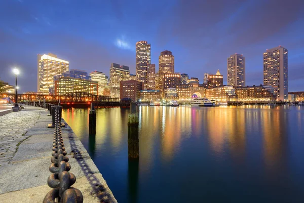 Boston, Massachusetts, ABD liman ve alacakaranlıkta cityscape.