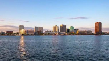Norfolk, Virginia, ABD Chesapeake Körfezi 'nde sabahtan akşama kadar ufuk çizgisi.