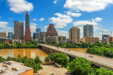 Austin, Teksas, Usa şehir merkezi Colorado Nehri üzerinde ufuk çizgisi.