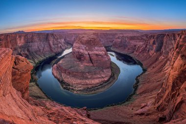 Colorado Nehri 'ndeki Horseshoe Bend, Page, Arizona, ABD yakınlarında gün batımında..