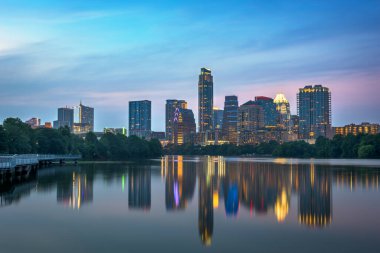 Austin, Teksas, ABD şehir merkezi Colorado Nehri üzerinde şafak vakti ufuk çizgisi.