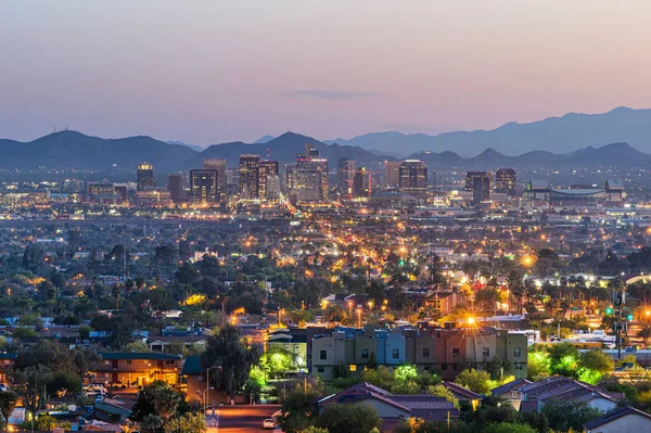 Phoenix, Arizona, ABD Alacakaranlıkta şehir manzarası.